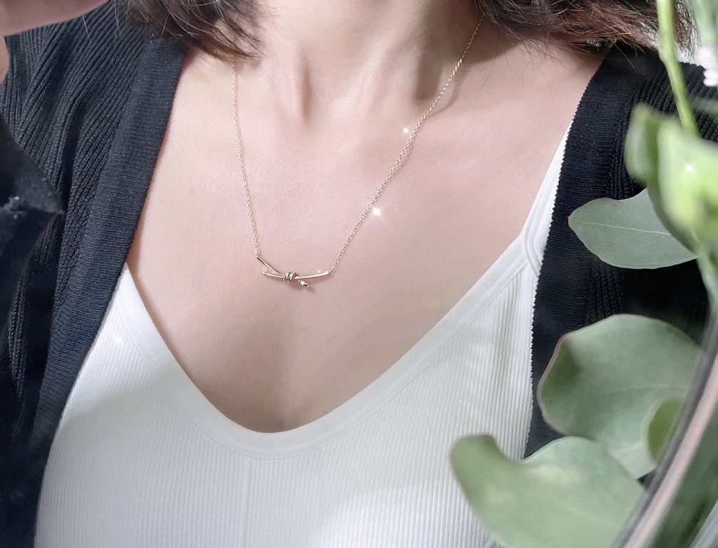 The new Tiffany knot necklace polished paragraph body S925 sterling silver with the original logo   the beauty of the breathtaking summer this year the hottest new models chain length 45cm adjustable Tiffany necklaces   