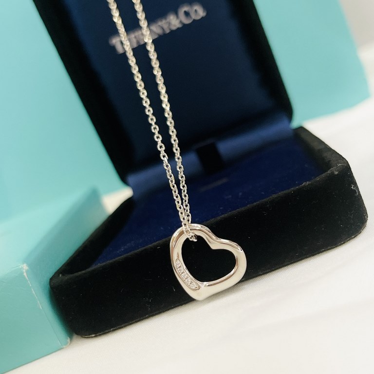 T Family Tiffany New Love Heart Five Diamonds Necklace.S925 Sterling Silver Tiffany's designs never pander to the ebb and flow of fashions, and so they never go out of style, as they are completely above the trends Beaut