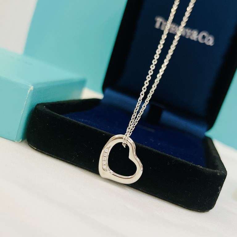 T Family Tiffany New Love Heart Five Diamonds Necklace.S925 Sterling Silver Tiffany's designs never pander to the ebb and flow of fashions, and so they never go out of style, as they are completely above the trends Beaut