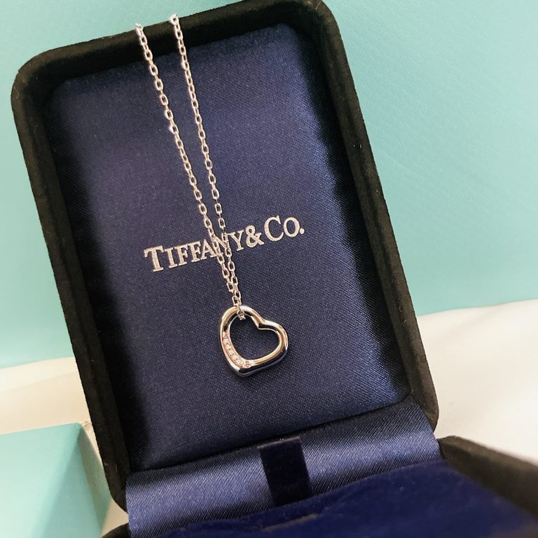 T Family Tiffany New Love Heart Five Diamonds Necklace.S925 Sterling Silver Tiffany's designs never pander to the ebb and flow of fashions, and so they never go out of style, as they are completely above the trends Beaut