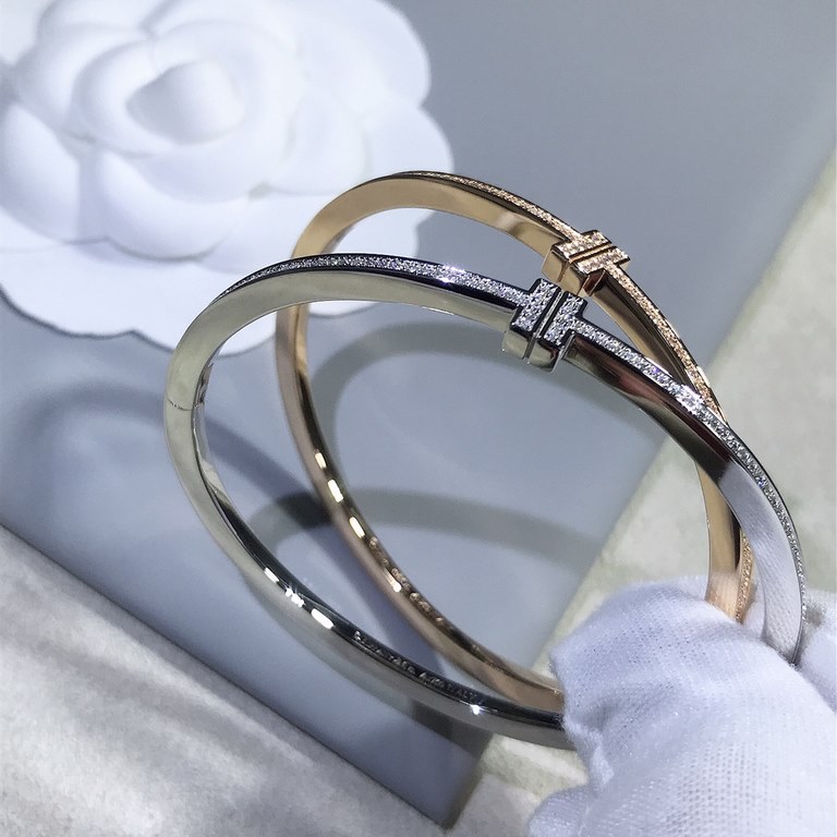 T family TT full diamonds bracelet The whole piece is CNC lathe precision carving molding, drill bit as well as drill claws are carved out of one, drill each full hand micro, each diamond is set very firmly, do not have 