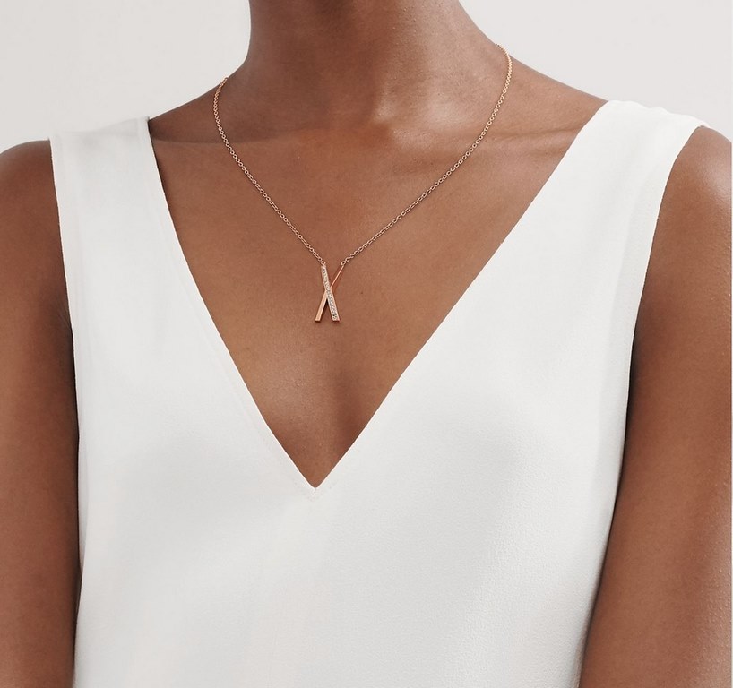 AA836   Exclusive debut Haute Couture Fire open 2021  models Tiffany Cross Half Diamond Necklace Atmospheric and simple design highlights the exquisite elegance, low-key bloom confidence very delicate and eye-catching. O