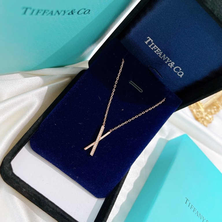 AA836   Exclusive debut Haute Couture Fire open 2021  models Tiffany Cross Half Diamond Necklace Atmospheric and simple design highlights the exquisite elegance, low-key bloom confidence very delicate and eye-catching. O