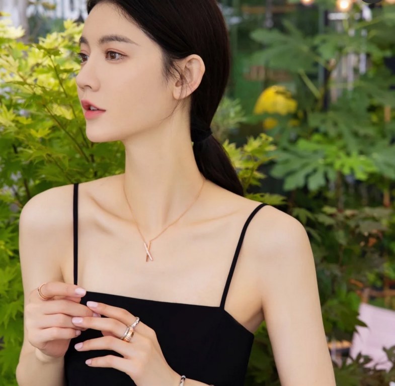 AA836   Exclusive debut Haute Couture Fire open 2021  models Tiffany Cross Half Diamond Necklace Atmospheric and simple design highlights the exquisite elegance, low-key bloom confidence very delicate and eye-catching. O