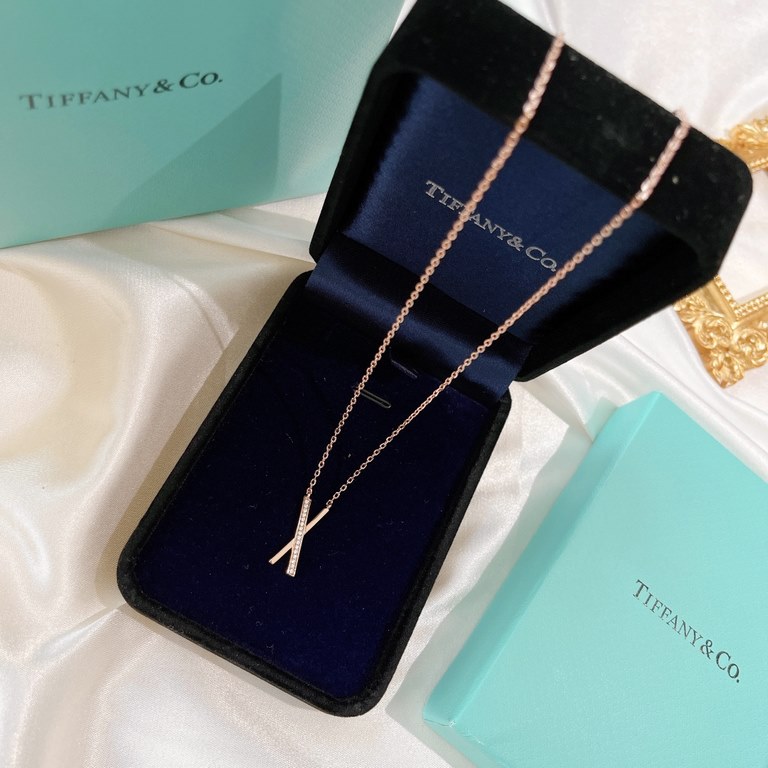 AA836   Exclusive debut Haute Couture Fire open 2021  models Tiffany Cross Half Diamond Necklace Atmospheric and simple design highlights the exquisite elegance, low-key bloom confidence very delicate and eye-catching. O