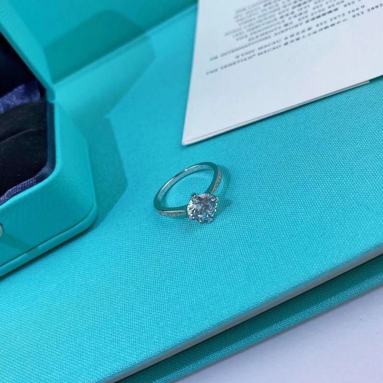 Tiffany's new positive four claw band diamond ring   925 sterling silver plating 18k high carbon diamonds   The classic has never been surpassed, unique eye-catching brilliance, and the real diamonds are really hard to d