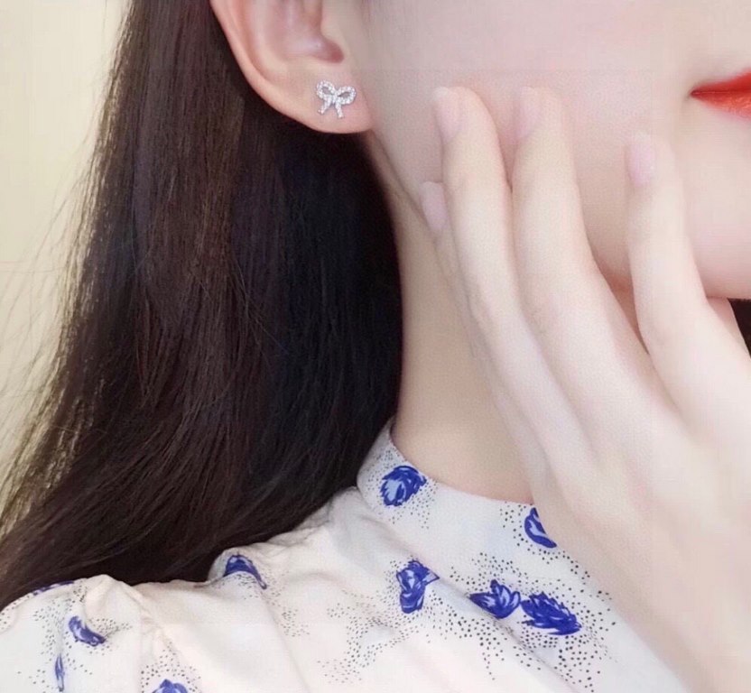 tiff Tiffany New Fan Bingbing the same full diamond butterfly   knot earrings matching suit Necklace This necklace is made with 5A high carbon diamond  S925 sterling silver to create a ring, the structure of the ring is 