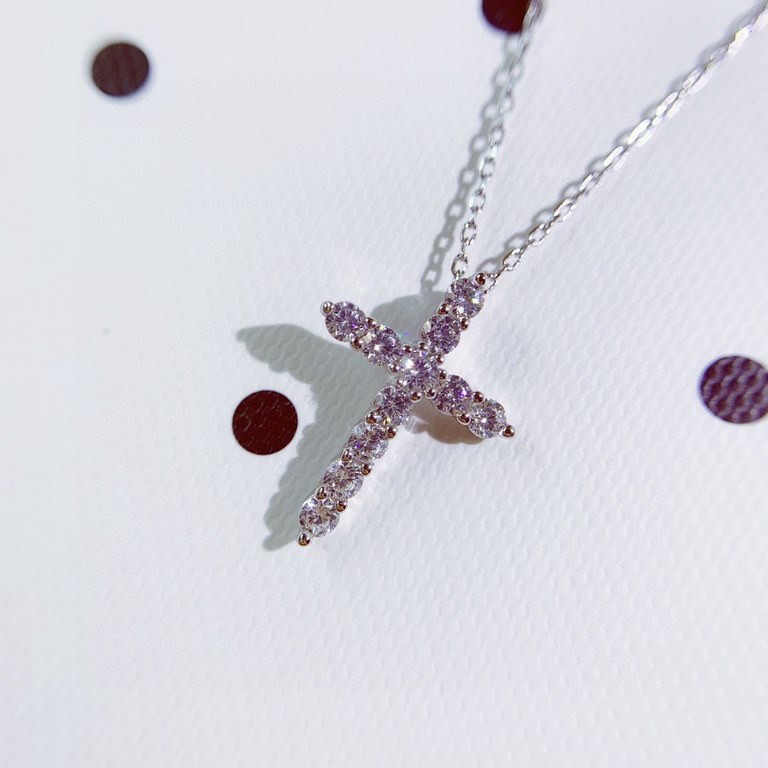 T Family Tiffany   Cross   Necklace  Using the highest version of imported high-carbon diamonds on the market  Brilliant color, brilliant as a star Like a beacon of light guiding people to optimism and hope  The sparkle 