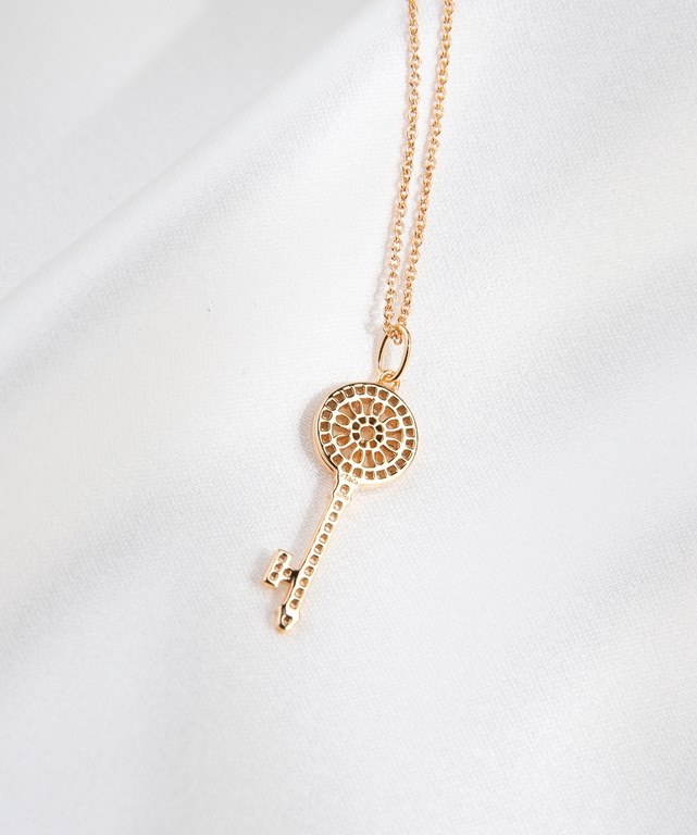 T Sunflower mini key   necklaceThis is her home sunflower sweater chain mini models, sa said, many people like this style but feel too big and too long, so out of this mini version of the collarbone chain, wearing a very