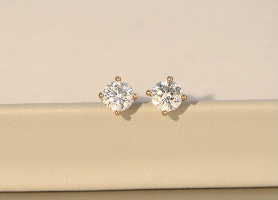 tiffany new come    a diamond   earrings   Understated yet elegant    Bulingbuling sweet temperament  Rose gold white gold