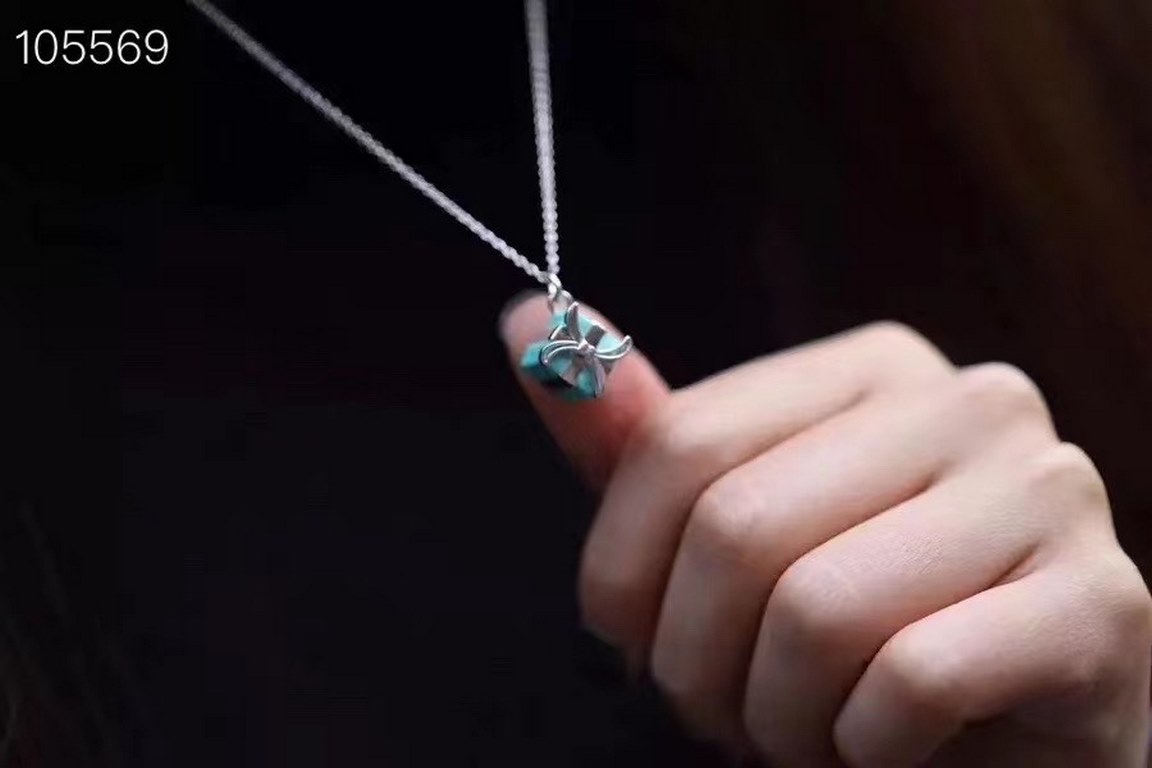 tiffany tiffany official gift box pendant      a very special necklace! It looks super pretty on        !