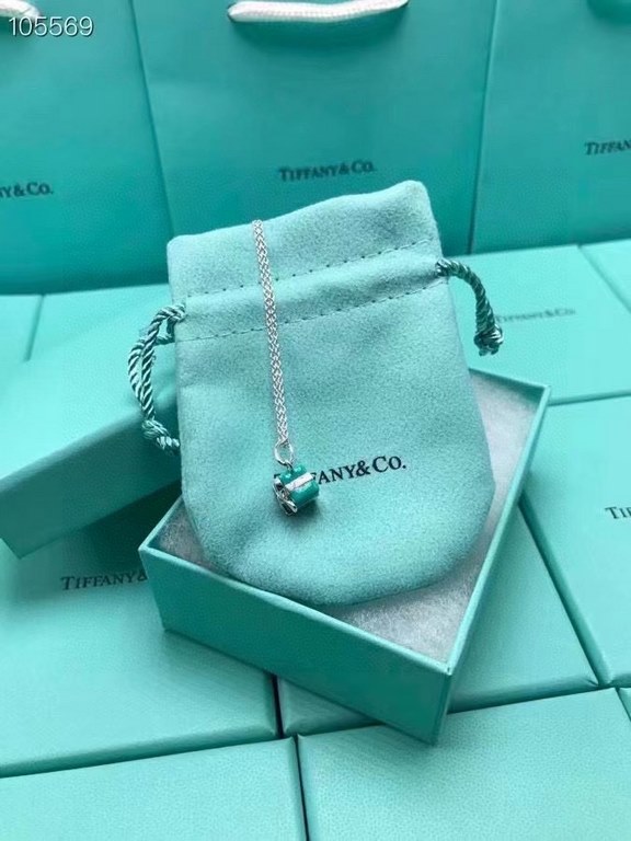 tiffany tiffany official gift box pendant      a very special necklace! It looks super pretty on        !