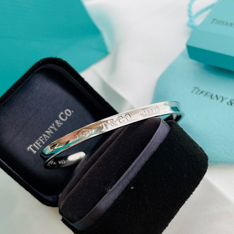 Tiffany Tiffany 1837 Collection Letters Open Bracelet Classic works Selected original consistent s925 sterling silver material plated with 18k platinum No color fading and no allergy Heavy workmanship