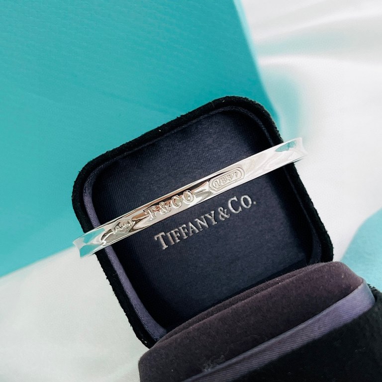 Tiffany Tiffany 1837 Collection Letters Open Bracelet Classic works Selected original consistent s925 sterling silver material plated with 18k platinum No color fading and no allergy Heavy workmanship