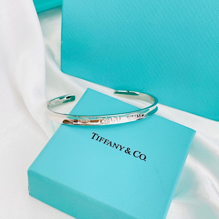 Tiffany Tiffany 1837 Collection Letters Open Bracelet Classic works Selected original consistent s925 sterling silver material plated with 18k platinum No color fading and no allergy Heavy workmanship