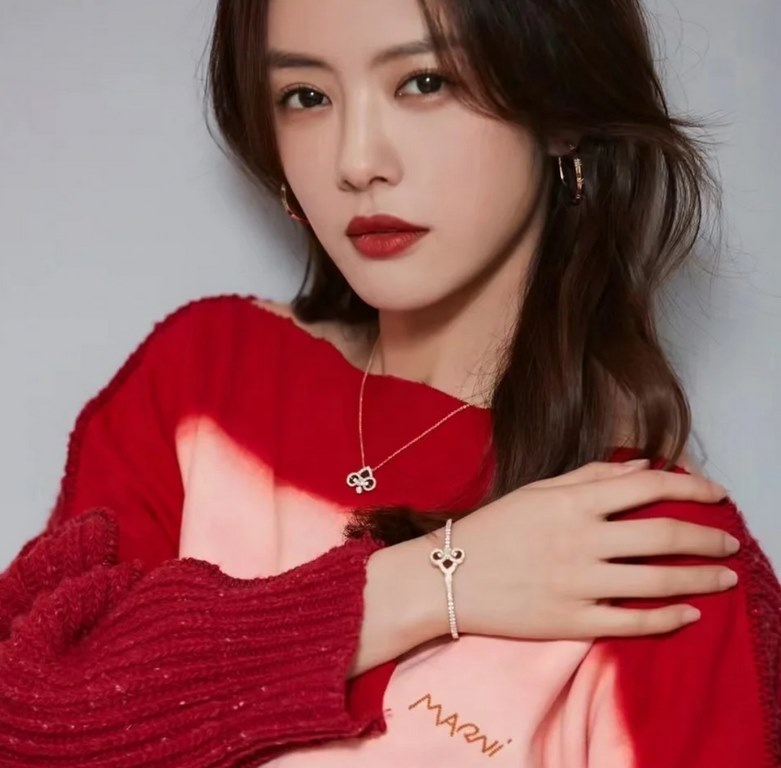 White deer with models   Tiffany Tiffany 22 years limited edition Keys series Iris red onyx key bracelet tiffany family one of the classic works of super versatile models using S925 sterling silver with natural red onyx 