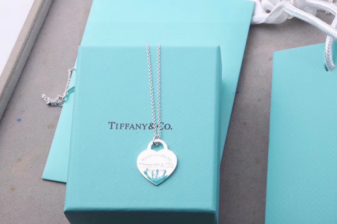 Tiffany Heart  Tiffany Tiffany Peach Heart Pressed Oil Green Necklace The original 11 revamp, TF new wordmark, exactly the same as the original, the details of the actual shot. Couples  girlfriends traveling out of the h