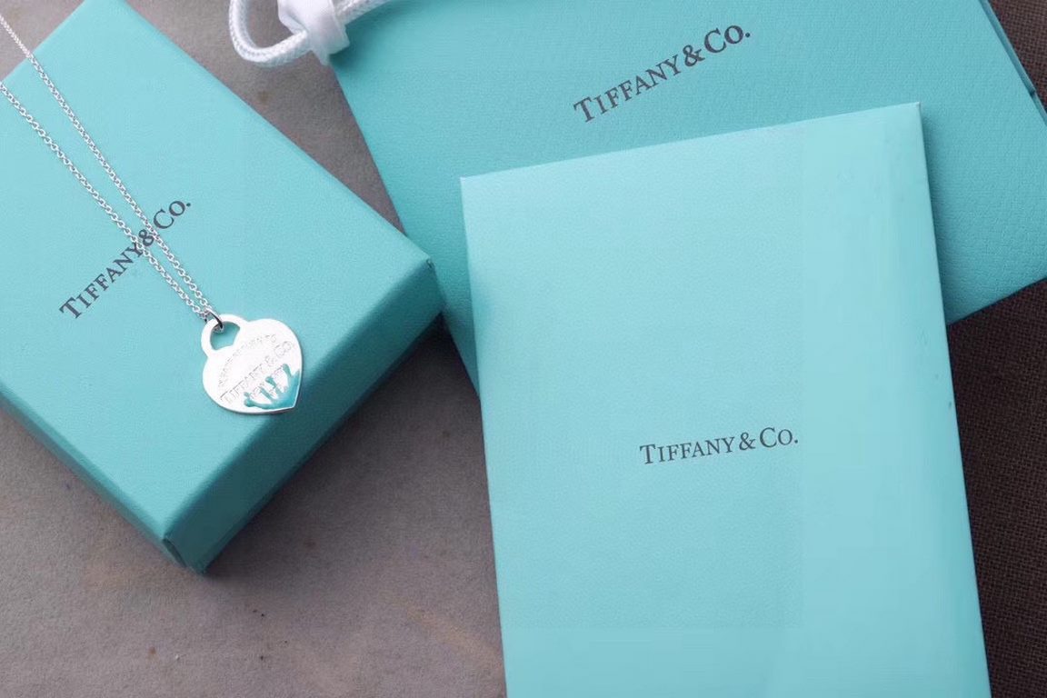 Tiffany Heart  Tiffany Tiffany Peach Heart Pressed Oil Green Necklace The original 11 revamp, TF new wordmark, exactly the same as the original, the details of the actual shot. Couples  girlfriends traveling out of the h