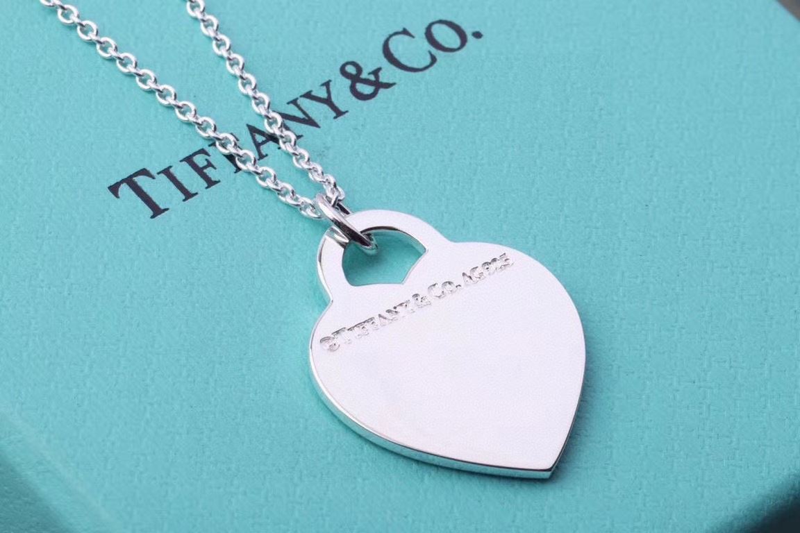 Tiffany Heart  Tiffany Tiffany Peach Heart Pressed Oil Green Necklace The original 11 revamp, TF new wordmark, exactly the same as the original, the details of the actual shot. Couples  girlfriends traveling out of the h