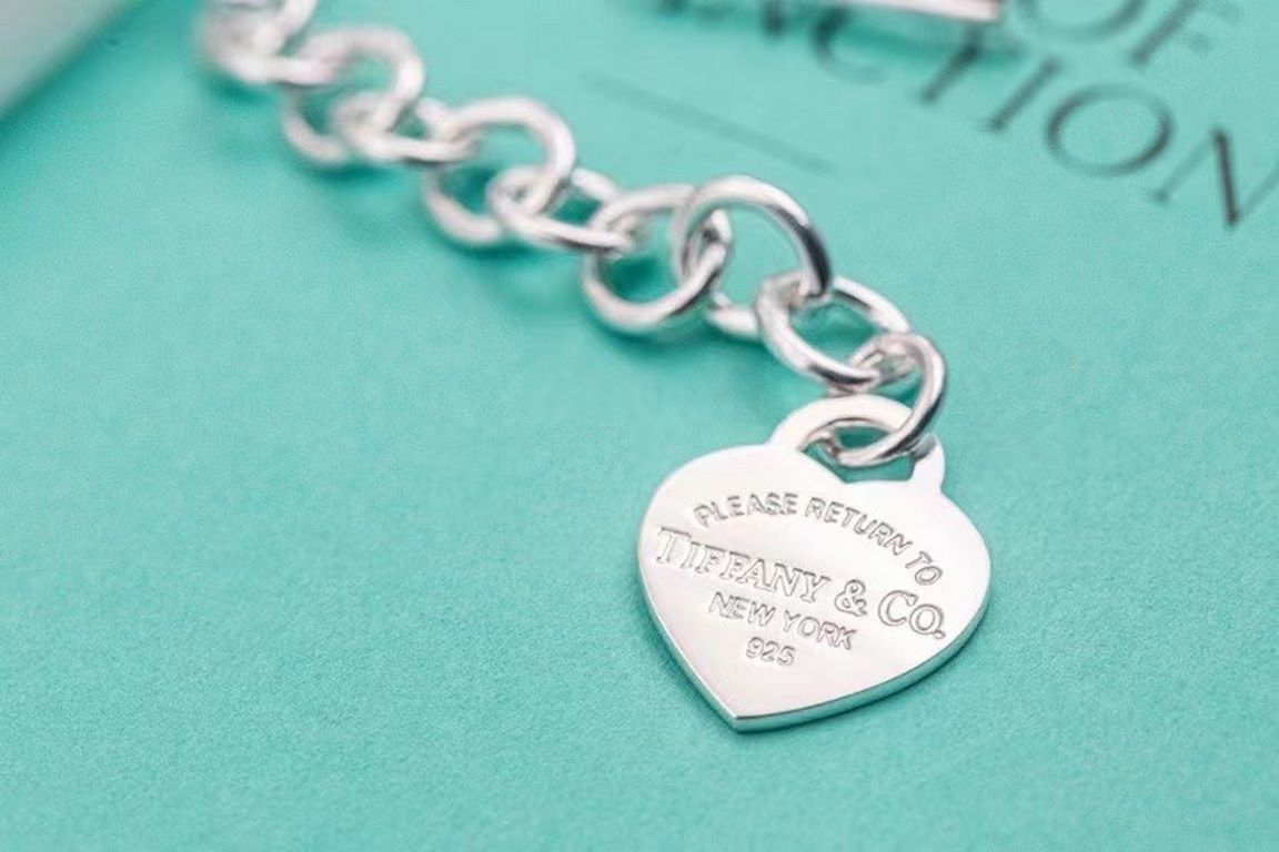 Tiffany - Chubby's Arrow Pin Clasp Bracelet This sterling silver necklace is designed with an arrow pin closure and is perfect for pairing with the iconic heart charm. Wear it alone or layer it with different lengths of 