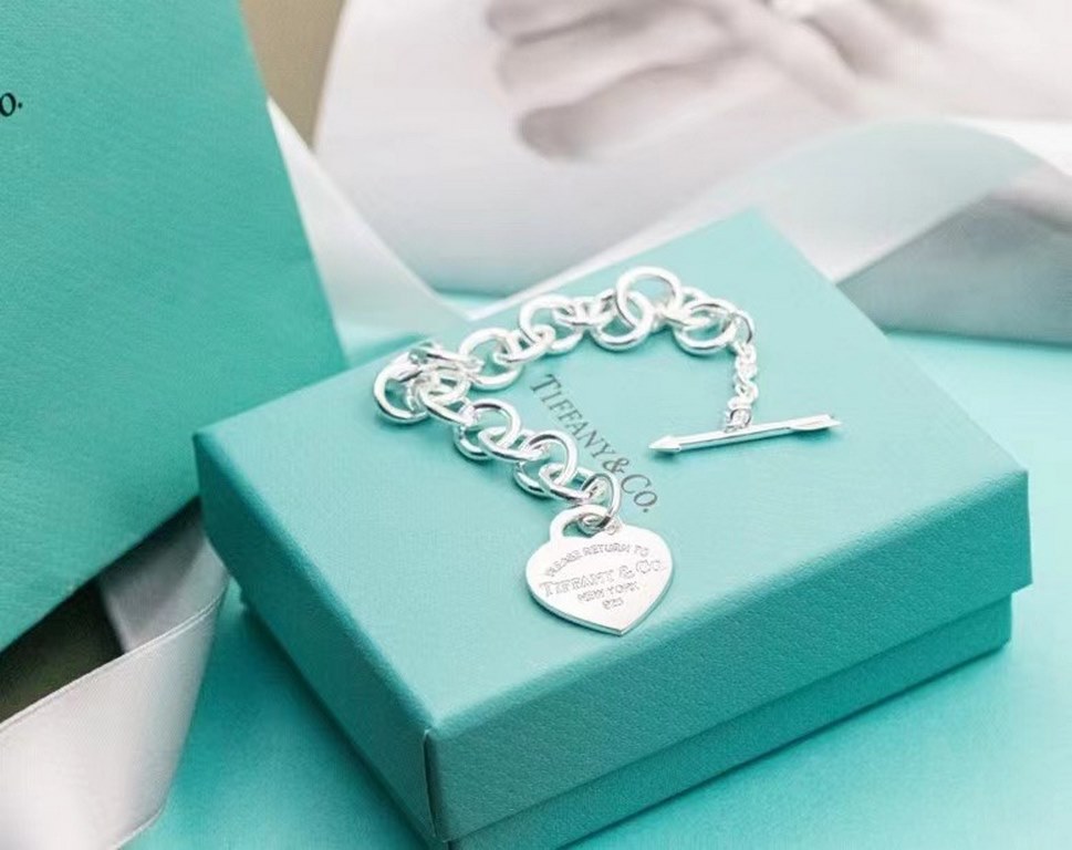 Tiffany - Chubby's Arrow Pin Clasp Bracelet This sterling silver necklace is designed with an arrow pin closure and is perfect for pairing with the iconic heart charm. Wear it alone or layer it with different lengths of 