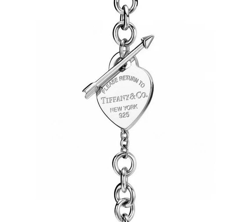 Tiffany - Chubby's Arrow Pin Clasp Bracelet This sterling silver necklace is designed with an arrow pin closure and is perfect for pairing with the iconic heart charm. Wear it alone or layer it with different lengths of 