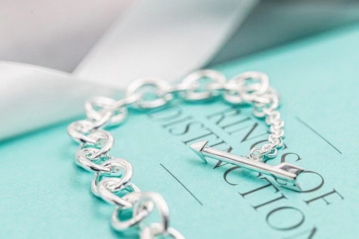 Tiffany - Chubby's Arrow Pin Clasp Bracelet This sterling silver necklace is designed with an arrow pin closure and is perfect for pairing with the iconic heart charm. Wear it alone or layer it with different lengths of 