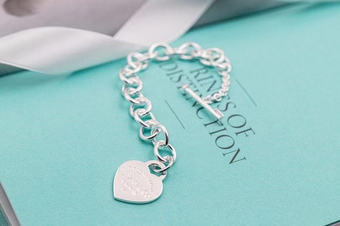 Tiffany - Chubby's Arrow Pin Clasp Bracelet This sterling silver necklace is designed with an arrow pin closure and is perfect for pairing with the iconic heart charm. Wear it alone or layer it with different lengths of 