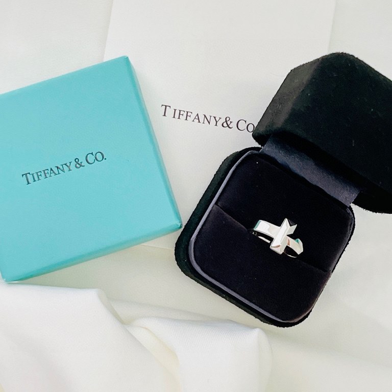 Tiffany tiff T1 Collection New Single T Wide Polished Ring Exclusive High-end Customization Yang Mi Goddess Designed to highlight the exquisite elegance and understated bloom of self-confidence Very delicate and eye-catc