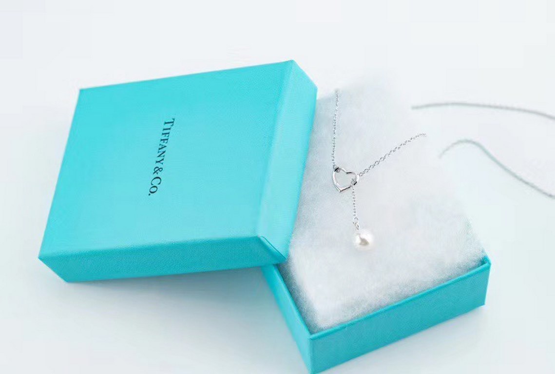 Tiffany Tiffany 2021 Heart Pearl Lasso Collar Chain Necklace from the Elsa Peretti Collection Open Heart is a simple, resonant design that illustrates the true meaning of love. The simplicity of the pearls emphasizes the