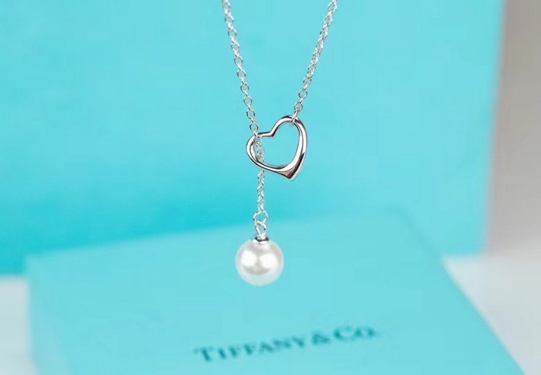 Tiffany Tiffany 2021 Heart Pearl Lasso Collar Chain Necklace from the Elsa Peretti Collection Open Heart is a simple, resonant design that illustrates the true meaning of love. The simplicity of the pearls emphasizes the