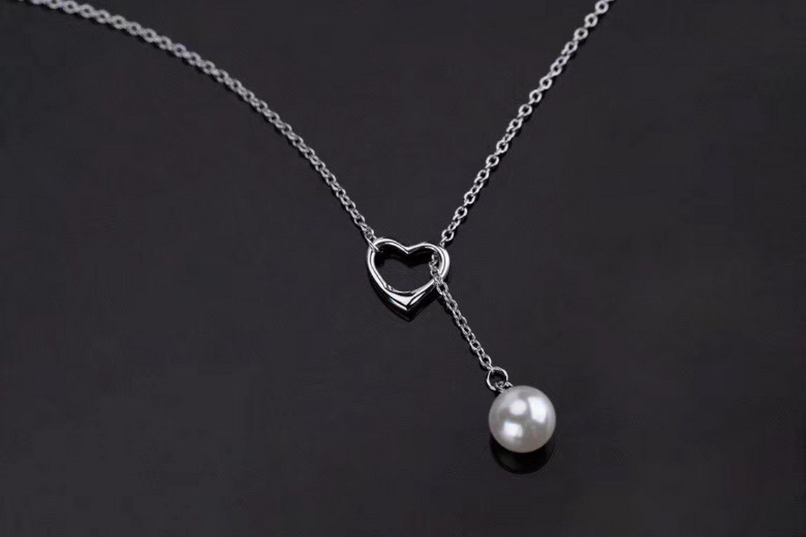 Tiffany Tiffany 2021 Heart Pearl Lasso Collar Chain Necklace from the Elsa Peretti Collection Open Heart is a simple, resonant design that illustrates the true meaning of love. The simplicity of the pearls emphasizes the