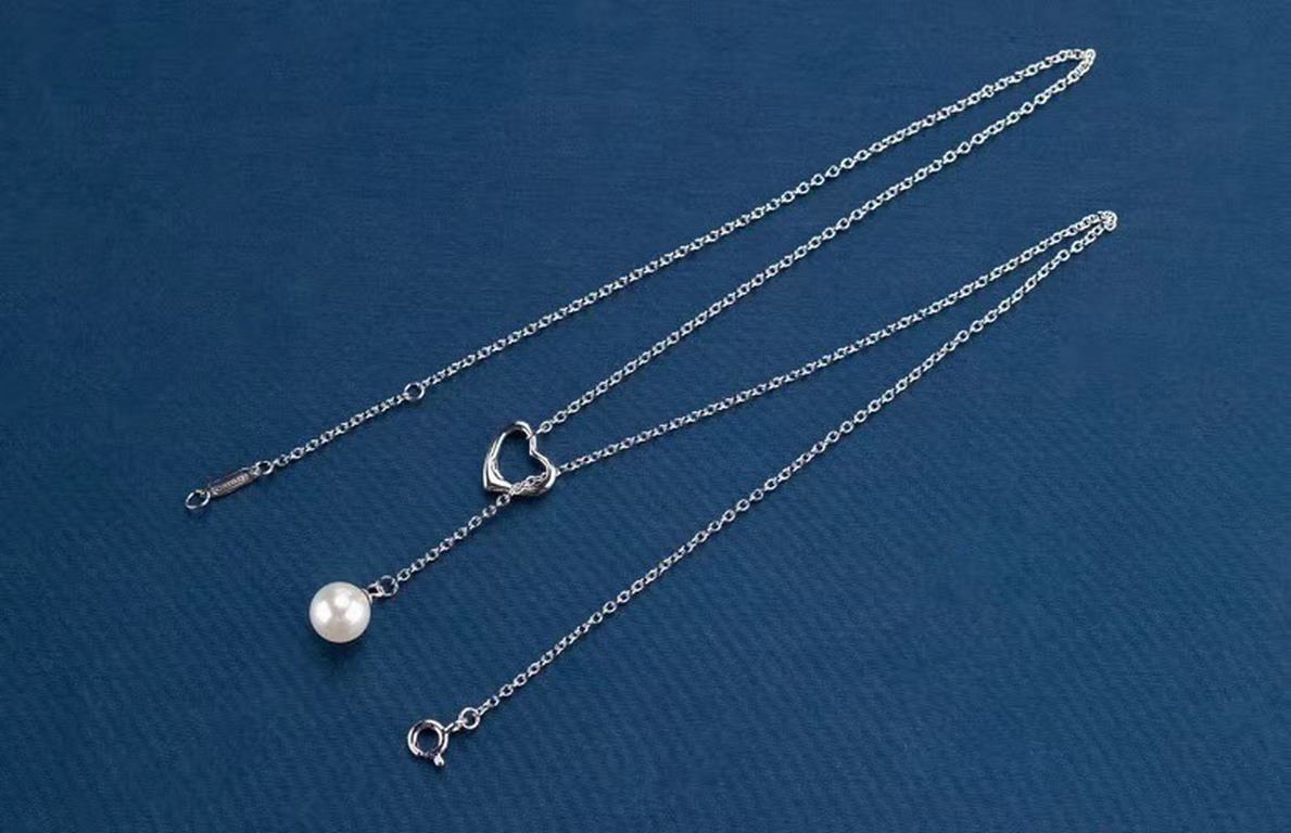 Tiffany Tiffany 2021 Heart Pearl Lasso Collar Chain Necklace from the Elsa Peretti Collection Open Heart is a simple, resonant design that illustrates the true meaning of love. The simplicity of the pearls emphasizes the