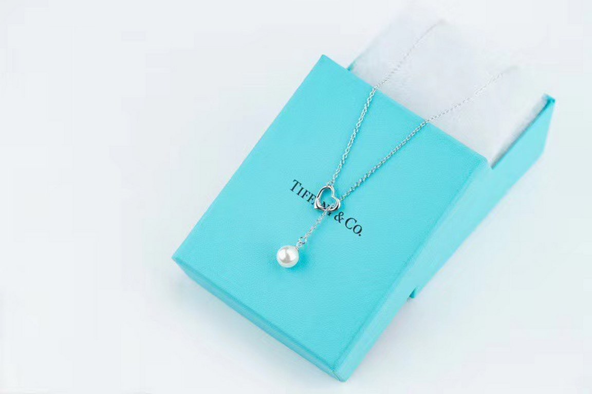 Tiffany Tiffany 2021 Heart Pearl Lasso Collar Chain Necklace from the Elsa Peretti Collection Open Heart is a simple, resonant design that illustrates the true meaning of love. The simplicity of the pearls emphasizes the