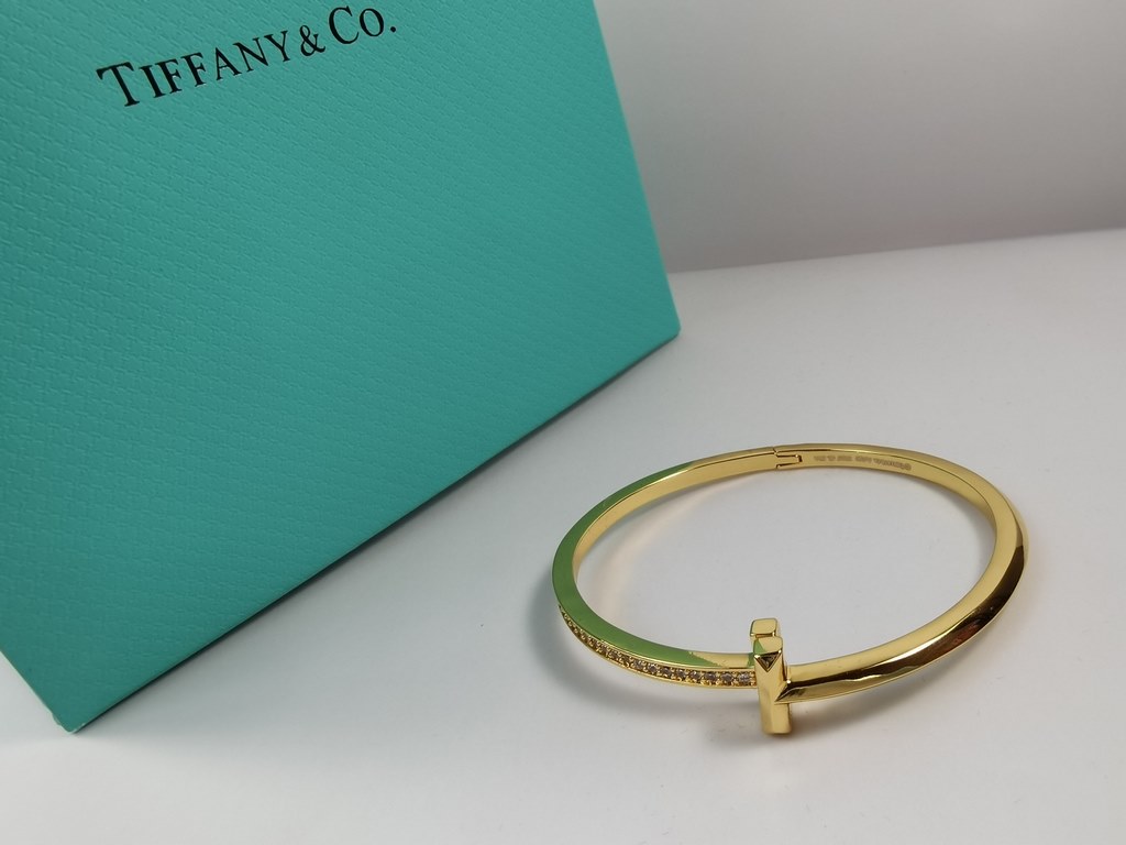 Tiff Tiffany T1 Collection Slim Edition One Side Diamond BraceletNote Please press the onoff button when wearing   [Do not break it].[Press the same onoff button to lock it after putting it on]  Tiffany Double T Bracelet