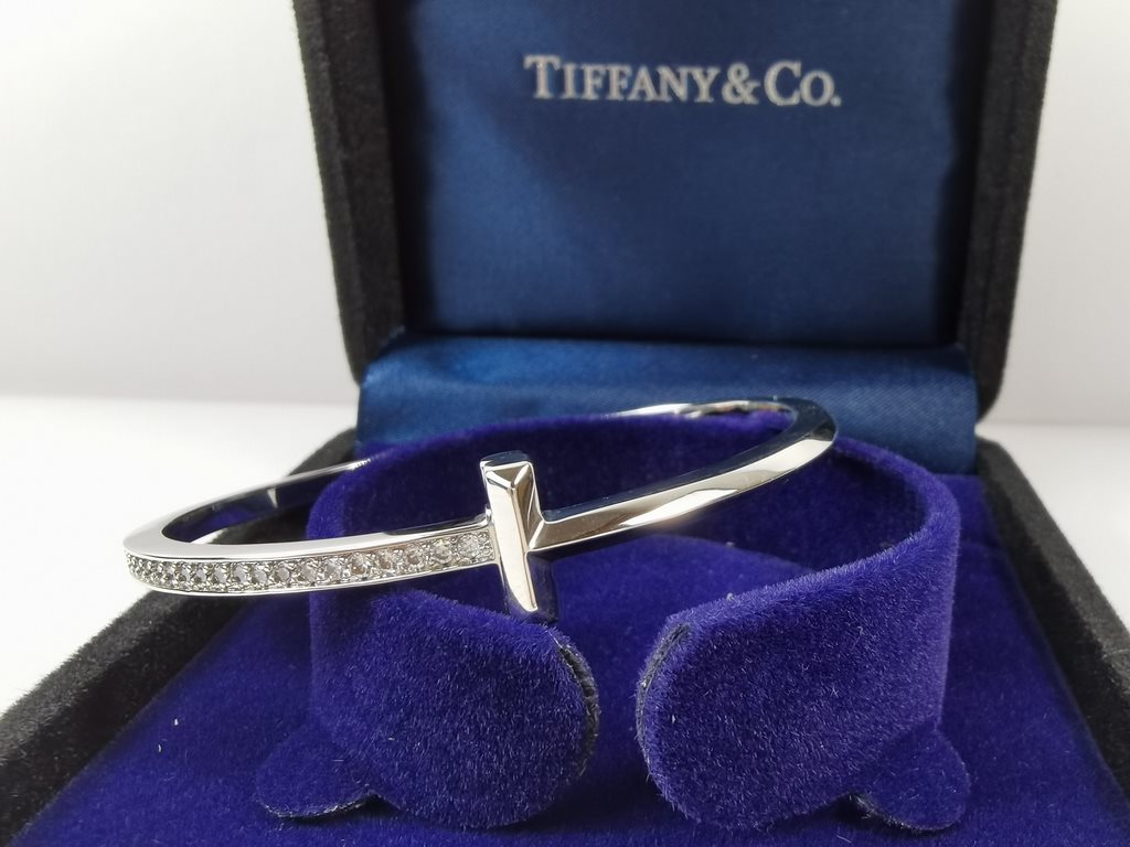 Tiff Tiffany T1 Collection Slim Edition One Side Diamond BraceletNote Please press the onoff button when wearing   [Do not break it].[Press the same onoff button to lock it after putting it on]  Tiffany Double T Bracelet