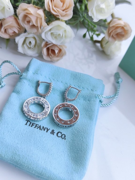 Seiko version of the new V gold material    Tiffany Tiffany elegant letter combination circle earrings earrings   outstanding bold mix and match in the style change to find the true self show models latest products  desi