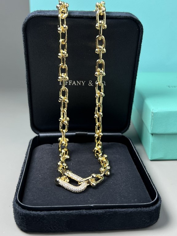 Tiffany necklace Tiffany big gold chain small gold ball, the more simple to wear the more the need for jewelry to add support, chain necklace metal lines interlocking around, there is a kind of cool industrial wind, but 