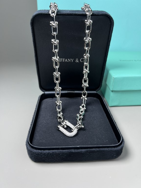 Tiffany necklace Tiffany big gold chain small gold ball, the more simple to wear the more the need for jewelry to add support, chain necklace metal lines interlocking around, there is a kind of cool industrial wind, but 