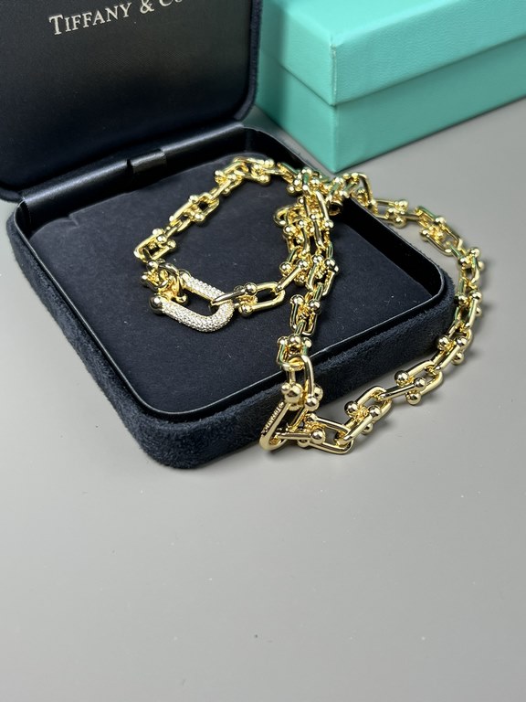 Tiffany necklace Tiffany big gold chain small gold ball, the more simple to wear the more the need for jewelry to add support, chain necklace metal lines interlocking around, there is a kind of cool industrial wind, but 