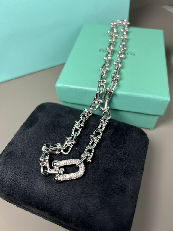 Tiffany necklace Tiffany big gold chain small gold ball, the more simple to wear the more the need for jewelry to add support, chain necklace metal lines interlocking around, there is a kind of cool industrial wind, but 