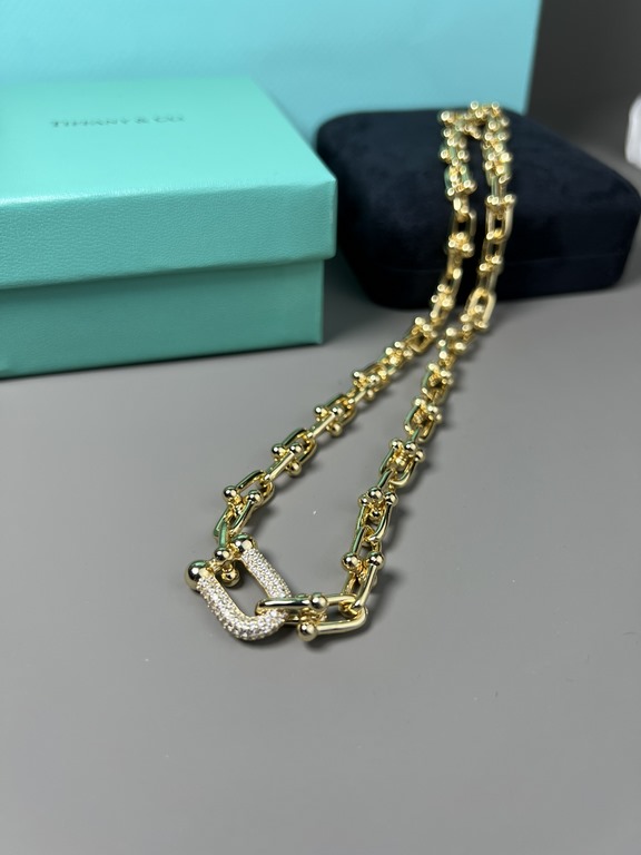 Tiffany necklace Tiffany big gold chain small gold ball, the more simple to wear the more the need for jewelry to add support, chain necklace metal lines interlocking around, there is a kind of cool industrial wind, but 