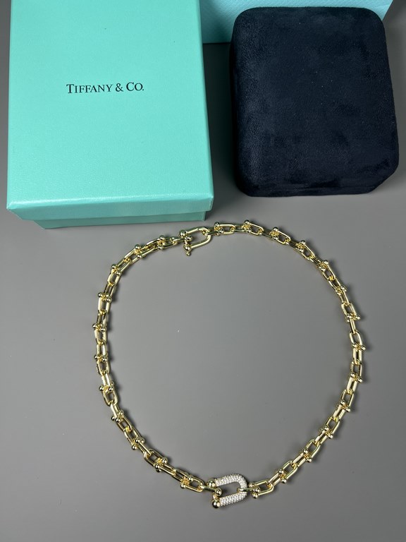 Tiffany necklace Tiffany big gold chain small gold ball, the more simple to wear the more the need for jewelry to add support, chain necklace metal lines interlocking around, there is a kind of cool industrial wind, but 