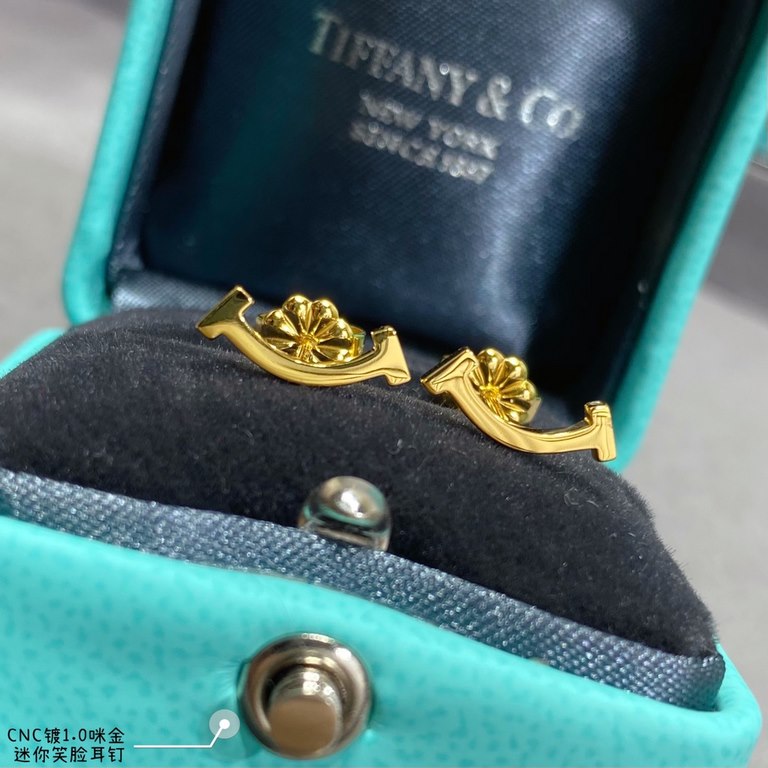 This section of the price adjustment  V gold material Tiff    counter The latest double T  Tiffany mini light gold smiley face earrings  11 heavy industry tiffany to smile the strongest inspiration design, smile is a mos