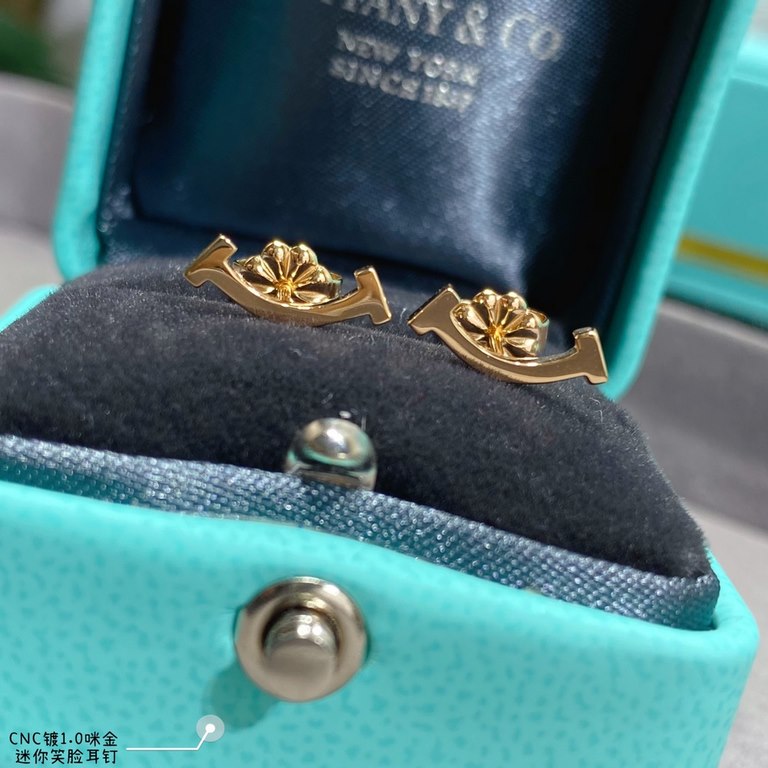 This section of the price adjustment  V gold material Tiff    counter The latest double T  Tiffany mini light gold smiley face earrings  11 heavy industry tiffany to smile the strongest inspiration design, smile is a mos