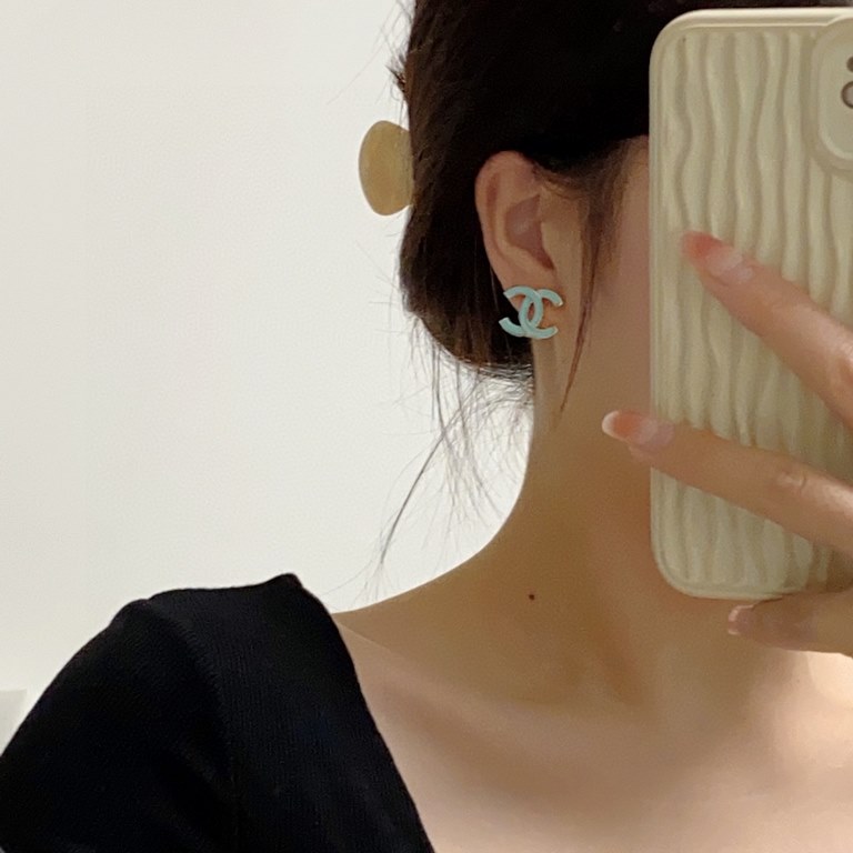 Xiao Xiang CHANEL hot new personalized fashion Tiffany light blue double C earrings purchased on behalf of the level of a one-to-one quality Elegant and generous craftsmanship design is very modification of the face shap