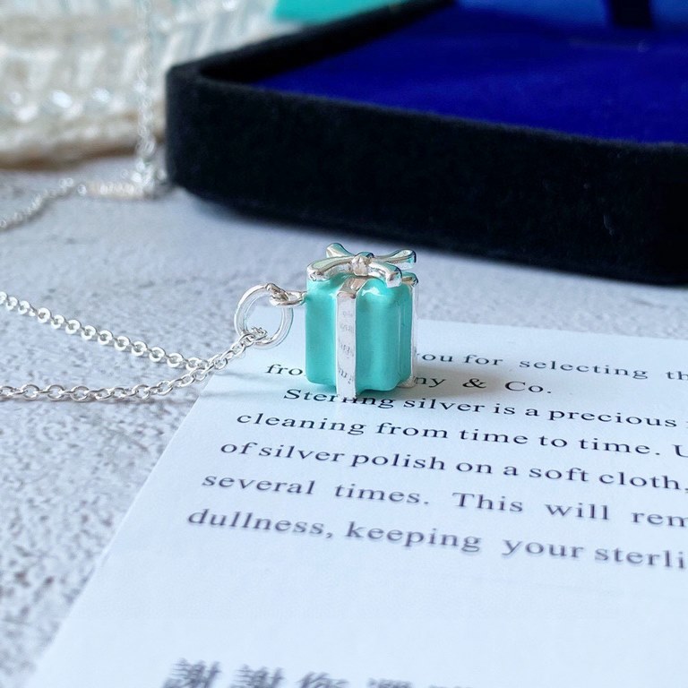 9 2  5  Tiffany Enamel Gift Box Pendant 925 Sterling Silver Necklace Tiffany Valentine's Day Gift Delicate and delicate white must-have piece Wear awesome!