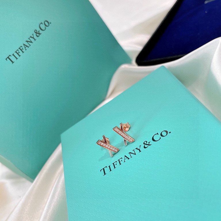 Exclusive debut Haute Couture Fire open 2021  models Tiffany cross earrings cross half diamonds design atmosphere simple to highlight the exquisite elegance, low-key bloom confidence very delicate and eye-catching. Origi