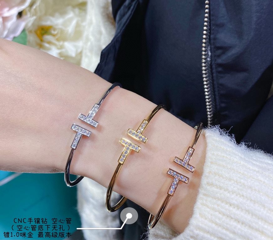 CNC pair version hand set diamond hollow tube (no hole under the hollow tube) highest version   tiffany tiffany double t hand set diamond bracelet       Electroplated double thick gold! Made of silver, rose gold, yellow 