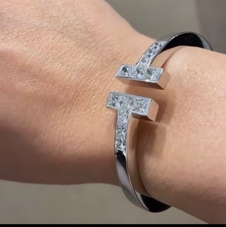 Tiffany Tiffany Premium Edition   Wide Edition Large Double T Full Diamonds #TiffanyT# Collection, High-end Customized Micropavé The vibrant energy of New York City is layered with the spirit of modernity. Simple, determ